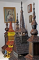 Дерев'яні церкви Закарпаття в мініатюрі - витвори рук Андрія Воробця