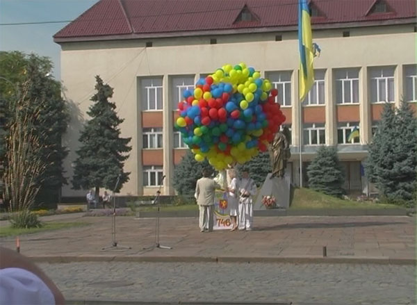 Під час святкування Дня міста у небо запустили 746 кольорових кульок з гербом Виноградова