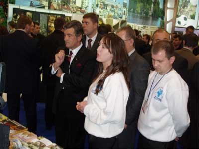 Віктор Ющенко біля закарпатського стенду
