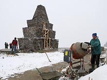 Будівництво угорського монументу на Верецькому перевалі. Зйомка 17 березня 2008 року. 