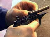 Закарпаття: У Тячеві один відпочивальник бару погрожував іншому пістолетом "WALTHЕR"