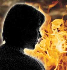 Закарпаття: У Сваляві чоловік зі злості облив жінку горілкою і підпалив