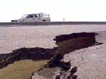 Закарпаття: У Берегові землетрус спричинив падіння стіни на автомобіль