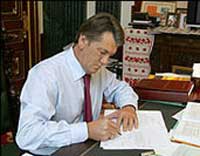 Ющенко підписав закон про Голодомор