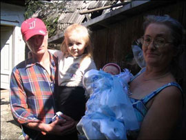 Будівельник Олександр Табака з донькою Вірою, його теща Віра Гаврюк з онуком Сашком