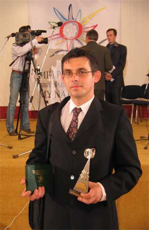 Член журі Василь Дацишин з нагородою сербських телевізійників