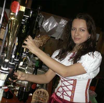 Працівниця дегустаційної зали ”Шардоне” Івета Ковач набирає у пляшку вино ”Розалін”