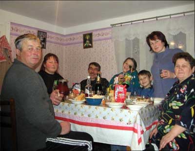 Петро Грицищук (крайній зліва) за святковим столом зі своєю родиною