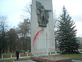 Пам’ятник воїнам-визволителям у Великому Березному став об’єктом нападу невідомих вандалів!