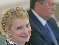 Новий прем’єр Юлія Тимошенко і попередній - Віктор Янукович