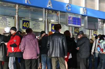 "Новорічних" квитків у Карпати в касах Києва вже немає. Але таксисти ними торгують
