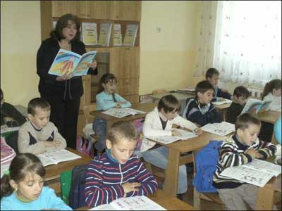 Юлія Пінчук проводить урок у другокласників школи в селі Довге