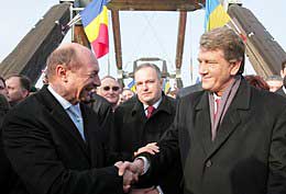 Закарпаття: В.Ющенко назвав відкриття нового пропускного пункта на Держкордоні України "одним із багатьох шляхів, яким Україна йде до Європи"