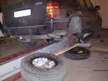 Закарпаття: Чопські митники затримали джип з тютюном у колесах