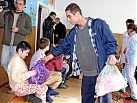 УКРІНФОРМ-фото: До Вільшанського дитячого будинку на Закарпатті завітали гості з подарунками