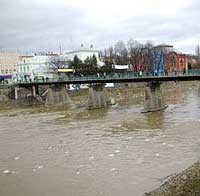 Ужгород: Шостий (!) день каналізаційні нечистоти йдуть у річку Уж і пливуть за кордон