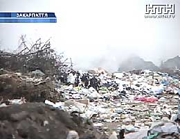В Ужгороді другу добу горить міське сміттєзвалище (ОНОВЛЕНО)