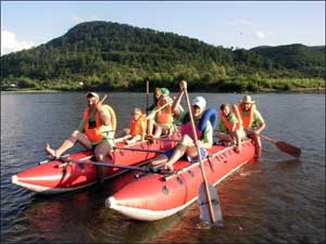 Туристи з Кіровоградської області пливуть Тисою від велятинського мосту до Хуста
