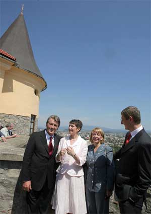Ющенко і Дюрчань з дружинами в Мукачівському замку