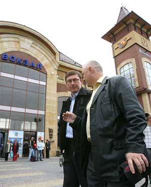 Студенти попросили Луценка в Ужгороді сходити на вокзал, аби звинуватити Януковича у черговій брехні