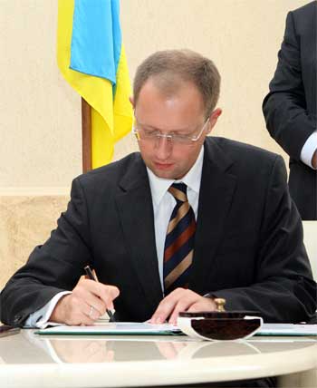 Міністр-"нашоукраїнець" Арсеній Яценюк підписує надзвичайно важливий для закарпатців документ