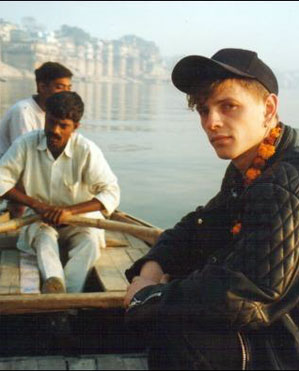 Казкар Едуард Попович із Горінчова мандрує човном рікою Ганг в Індії