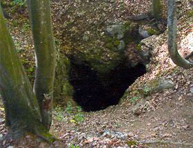 Вхід до карстової печери "Дружба"