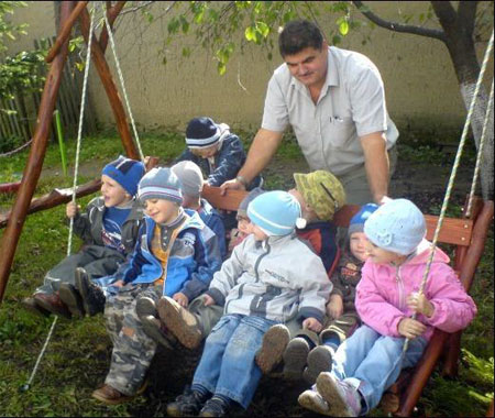 Павло Чучка грається з дітьми в місцевому дитячому садку, відремонтованому його власним коштом