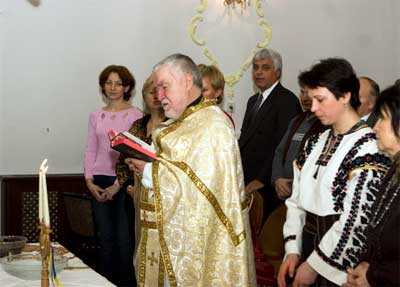 Літургію і обряд освячення води - українською мовою здійснив греко-католицький священник Ласло Пушкаш