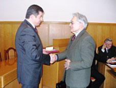 Іван Балога на засіданні президії Закарпатської облради вручив знаному краянину високу державну нагороду