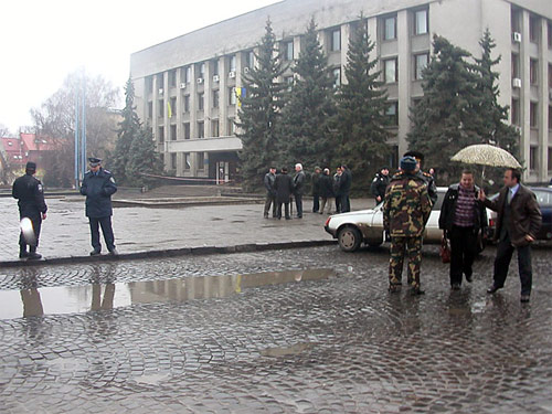 Площу Поштову в Ужгороді силові структури розблокували. Але в будівлю міськради все ще нікого не пускають