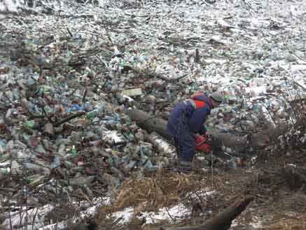 Закарпатські водолази та рятувальники вже другий тиждень очищають плесо Латориці від сміттєвого непотребу