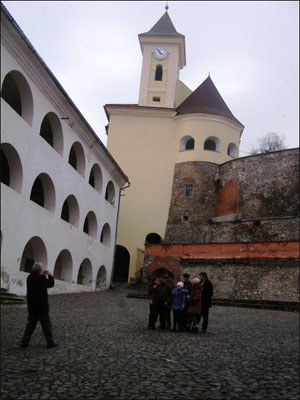Туристи фотографуються на території Мукачівського замку