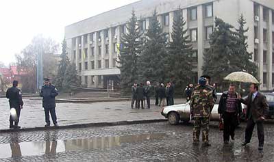 Начальник закарпатської міліції натякає, що Ратушняк сам організував "замінування" мерії Ужгорода
