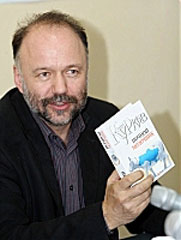 Андрій Курков зі своєю новою книжкою