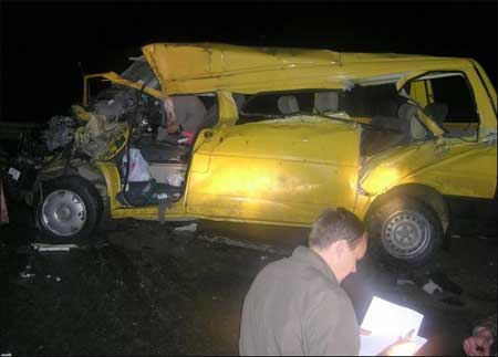 Жовтий мікроавтобус ”Фольксваґен” із дев’ятьма пасажирами зіткнувся з вантажівкою MAН