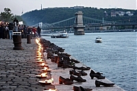 Люди запалюють свічки на згадку про жертви угорського голокосту