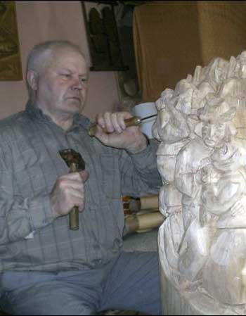 Василь Сідак витісує скульптуру "У партизани", яку присвячує своєму покійному дядькові