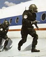 В Ужгородському аеропорту "терористи" захопила рейсовий літак "СААБ" з 22 пасажирами та 4 членами екіпажу