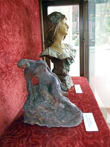 На першому плані скульптура живописця Адальберта Ерделі "Оголена жінка", яку сьогодні експонують у Закарпатському художньому музеї ім. Й. Бокшая. Через крихкість матеріалу, з якого вона виго