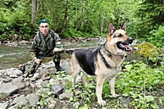 Інструктор службової собаки Руслан Костиря з вівчаркою Багірою