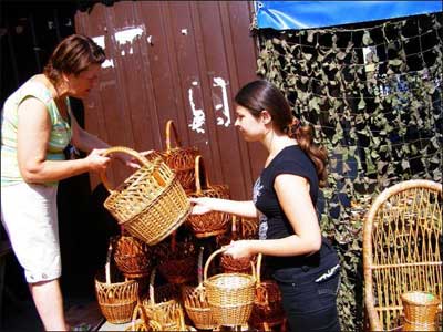 Продавець Ольга Сторчак (ліворуч) на Центральному ринку пропонує плетеного кошика
