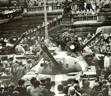 22 серпня. Радянські танки на головній площі Праги — Вацлавській