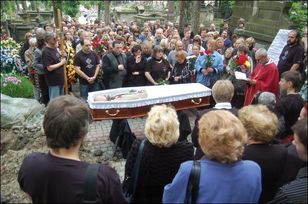 У Львові поховали поета Назара Гончара, що потонув у кар'єрі в Ужгороді