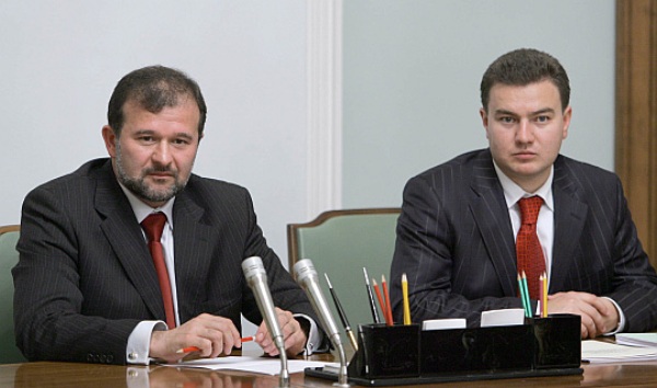 Після відставки Балоги одним з перших "Єдиний центр" залишив губернатор Дніпропетровщини Віктор Бондар
