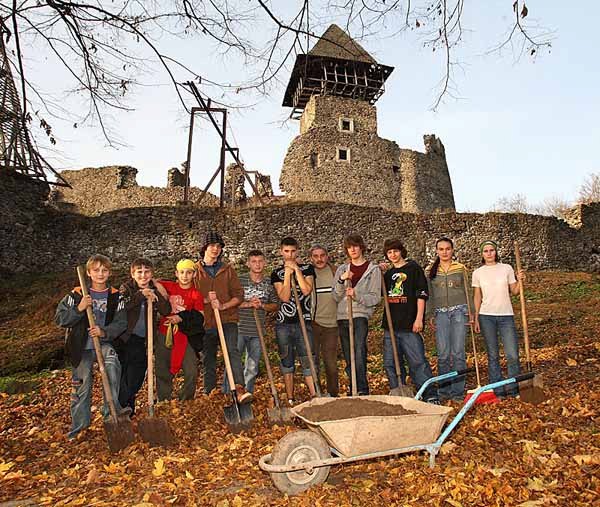 Невицький замок уже став особливим місцем для багатьох. Загалом через волонтерський табір пройшло близько п’яти тисяч дітей і юні