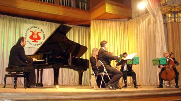 Ужгород відвідав з концертом відомий джазовий піаніст Олександр Саратський