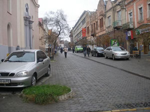 Автівки у пішоходній зоні Ужгороду.
