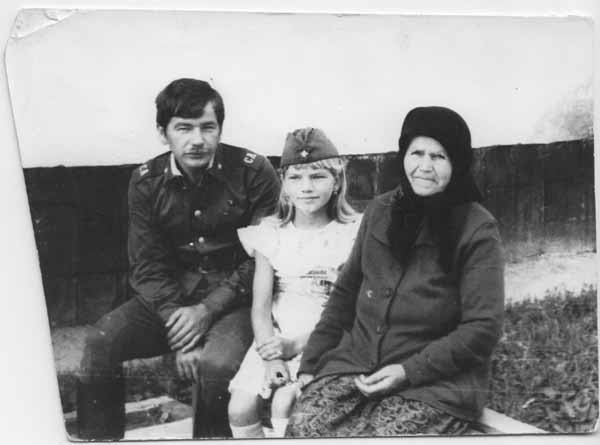 Вояк Юрко Клованич з молодшою сетсрою Світланою та бабкою Анною, 1981 рік