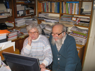 М. Мушинка з дружиною Магдою в своєму робочому кабінеті. Пряшів, 2009 р.
